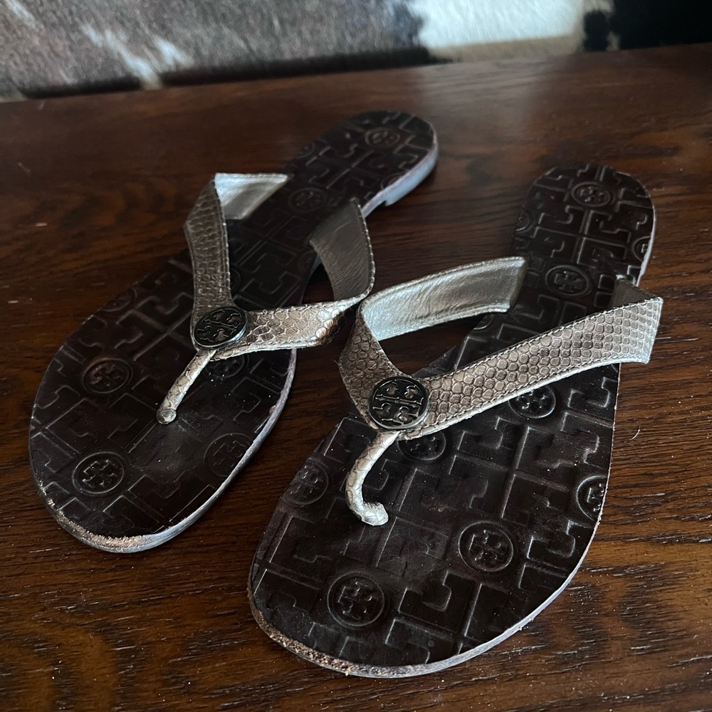 Tory Burch Thora Snake Print Pewter Leather Thong Sandals Size 8M